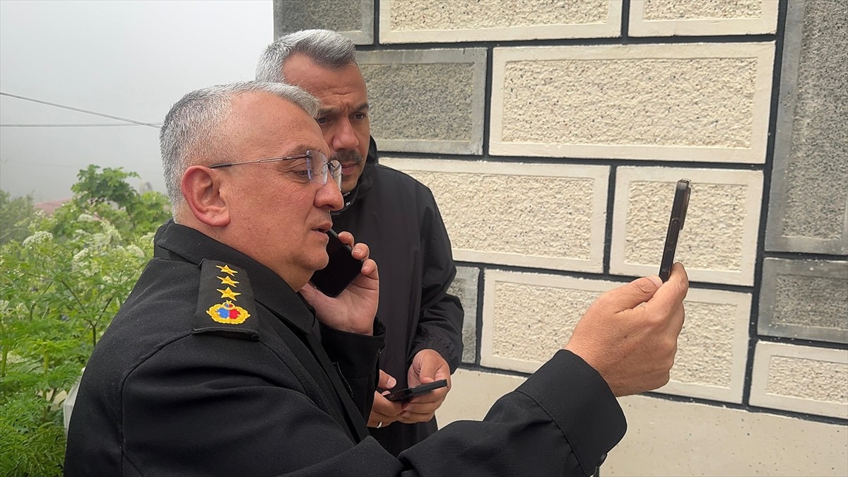 Rize Valisi İhsan Selim Baydaş (arkada), Rize'nin İkizdere ilçesine bağlı Çifteköprü Köyü Camisi...