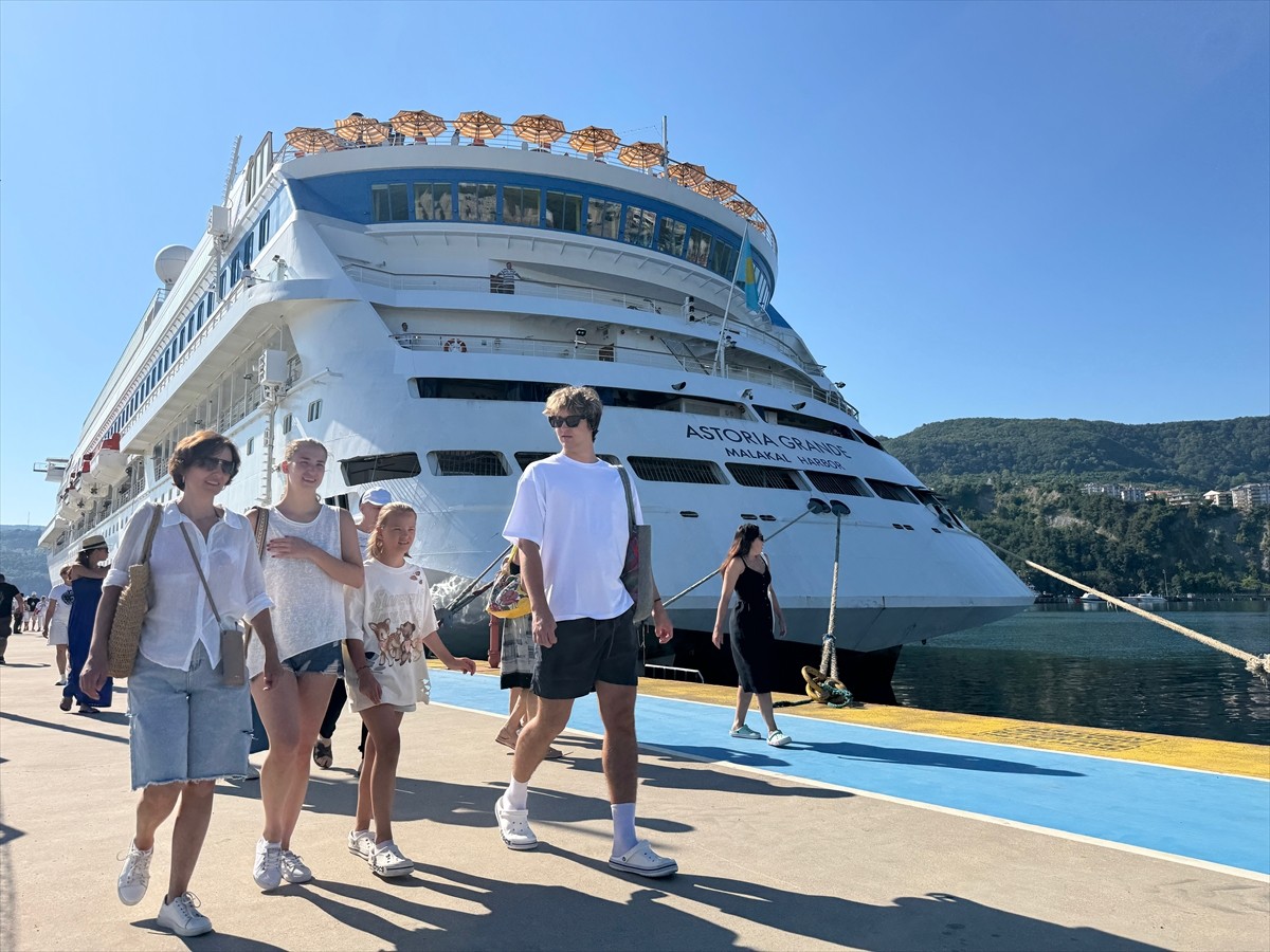 Rusya'nın Soçi kentinden hareket eden "Astoria Grande" kruvaziyeri, Amasra Limanı'na demirledi.