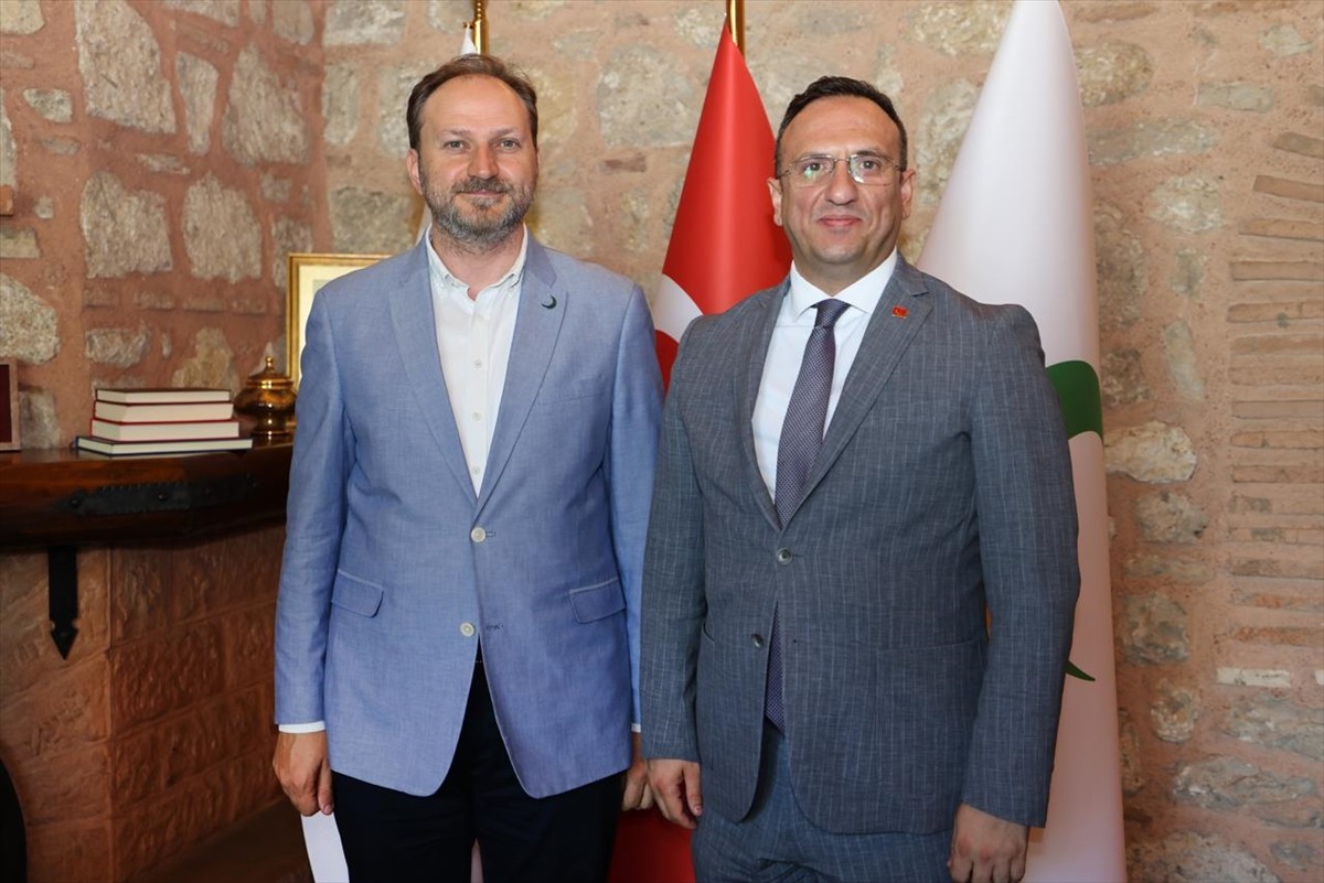 Saadet Partisi Genel Başkan Yardımcısı ve Sosyal İşler Başkanı Sinan Tekin (sağda), Yeşilay Genel...