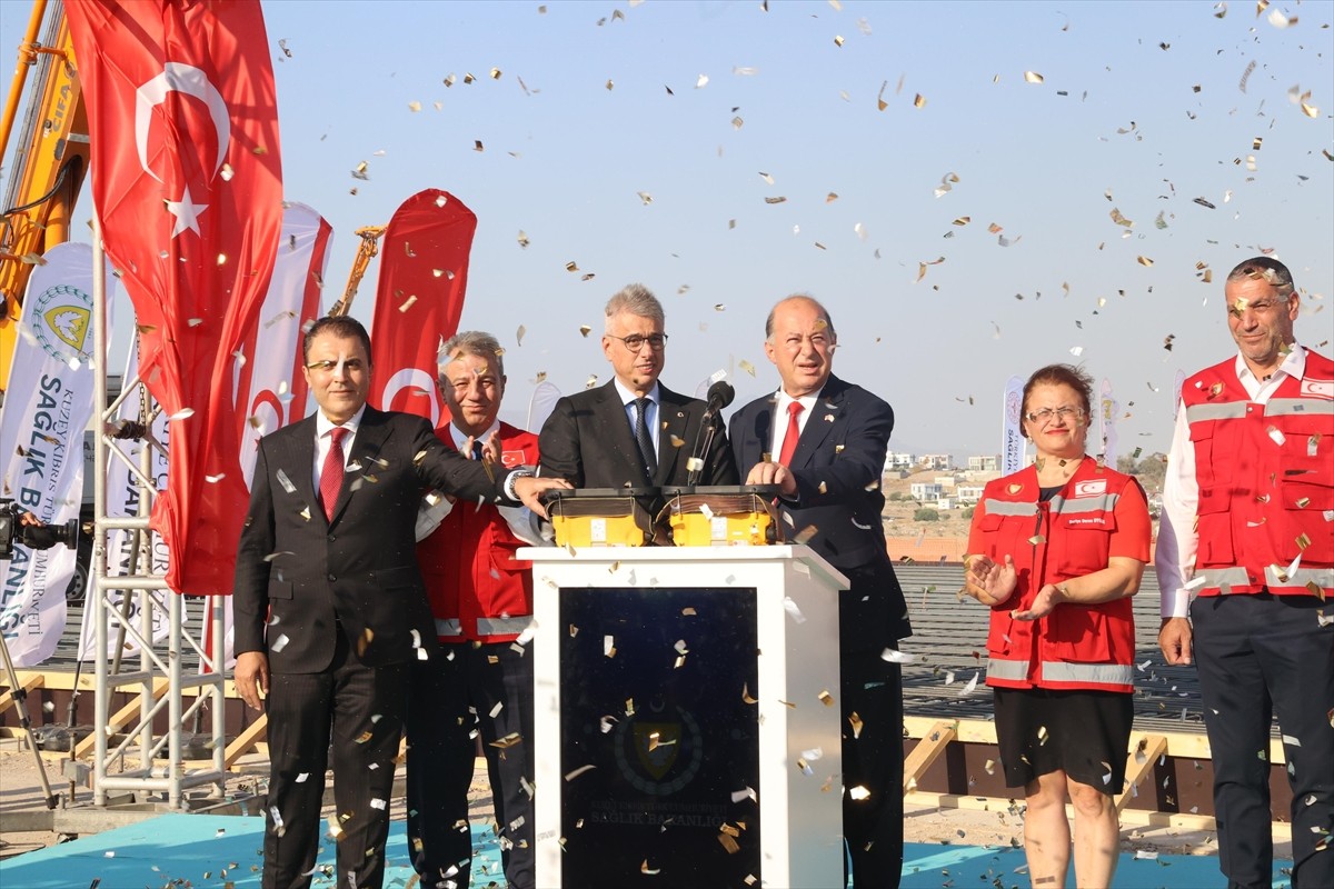 Sağlık Bakanı Kemal Memişoğlu (sol 3), Yeni Lefkoşa Devlet Hastanesi'nin temel atma törenine...