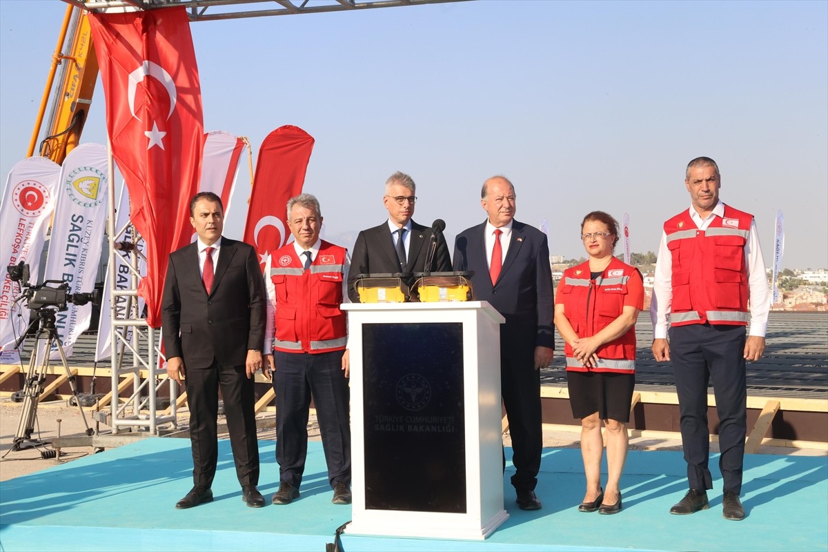 Sağlık Bakanı Kemal Memişoğlu (sol 3), Yeni Lefkoşa Devlet Hastanesi'nin temel atma törenine...