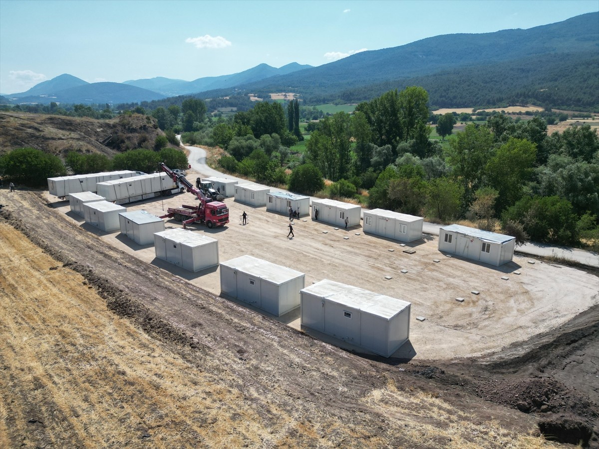 Sakarya'da çıkan ve Bilecik'in Gölpazarı ile Osmaneli ilçeleri sınırlarına sıçrayan orman...