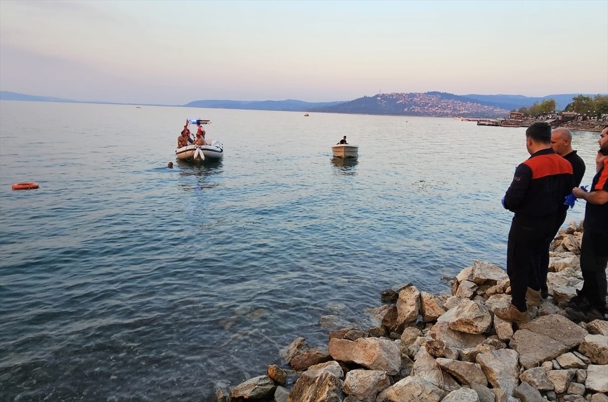 Sakarya'da Rüstempaşa Mahallesi mevkisinde Sapanca Gölü'ne giren 21 yaşındaki genç boğuldu....