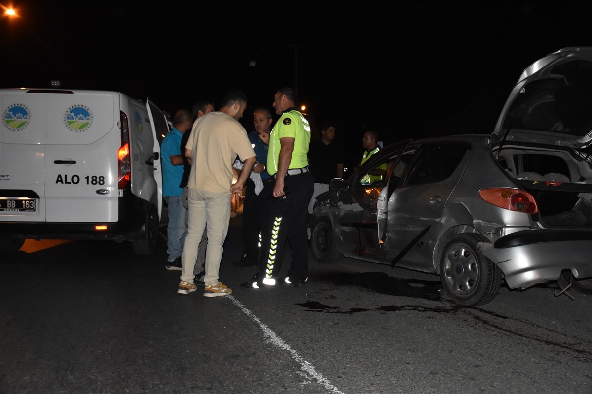 Sakarya'nın Hendek ilçesinde kontrolden çıkıp bariyerlere çarpan otomobilin sürücüsü hayatını...