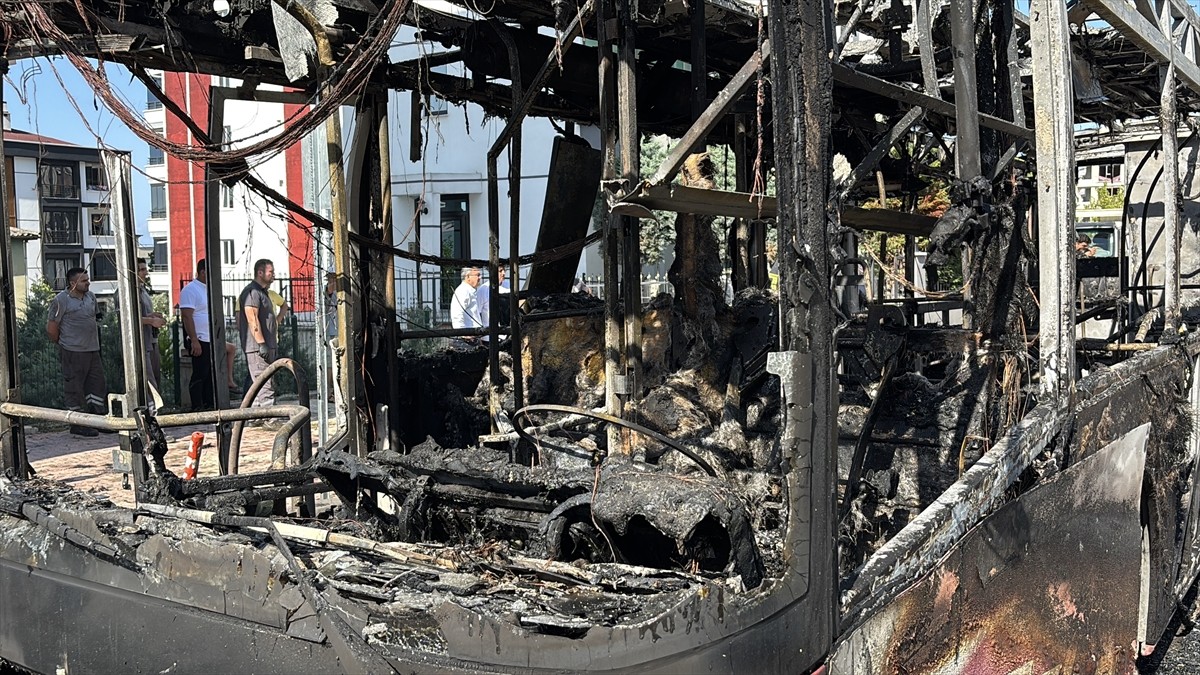 Samsun'un Atakum ilçesinde yolcu otobüsünde çıkan yangın söndürüldü. Ekiplerin müdahalesiyle...