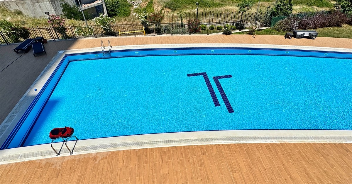 Samsun'un Atakum ilçesindeki site havuzunun etrafında akülü oyuncak arabasıyla gezen 4 yaşındaki...