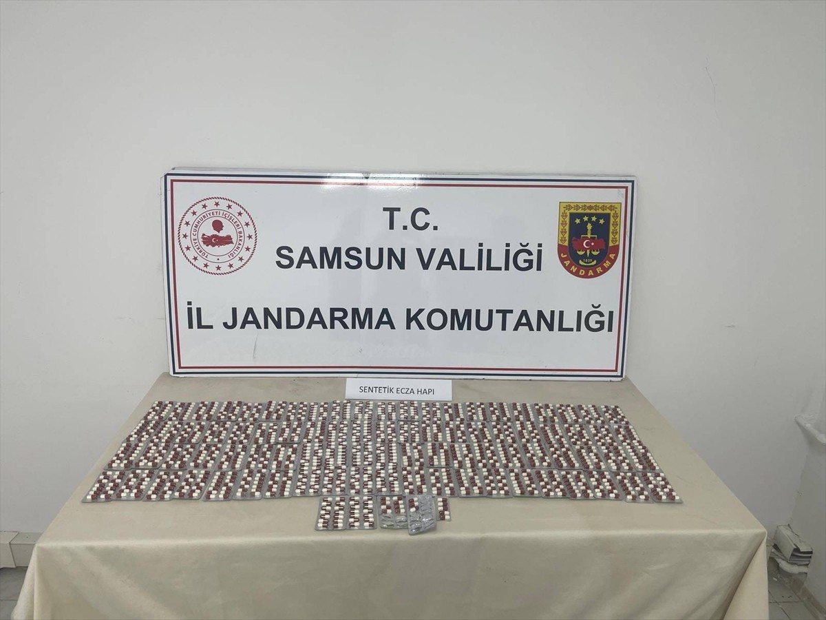 Samsun'un Canik ilçesinde düzenlenen uyuşturucu operasyonunda 1220 sentetik ecza hapı ele...