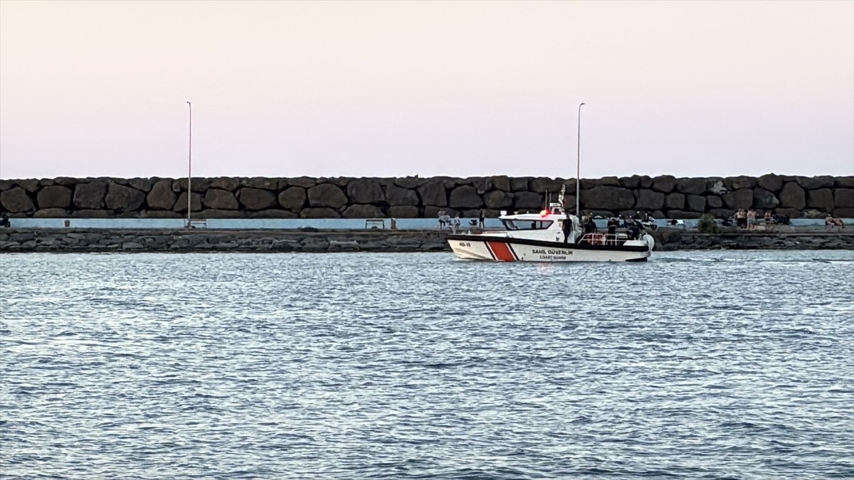 Samsun'un İlkadım ilçesinde denizde kaybolduğu değerlendirilen kişi için arama çalışması...