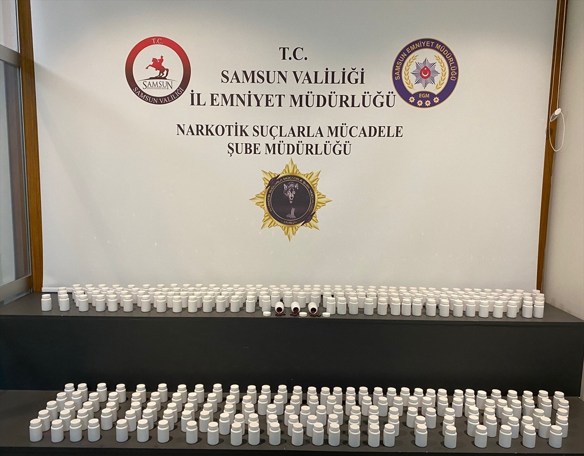 Samsun'un İlkadım ilçesinde düzenlenen uyuşturucu operasyonunda 16 bin 800 sentetik ecza hapı ele...