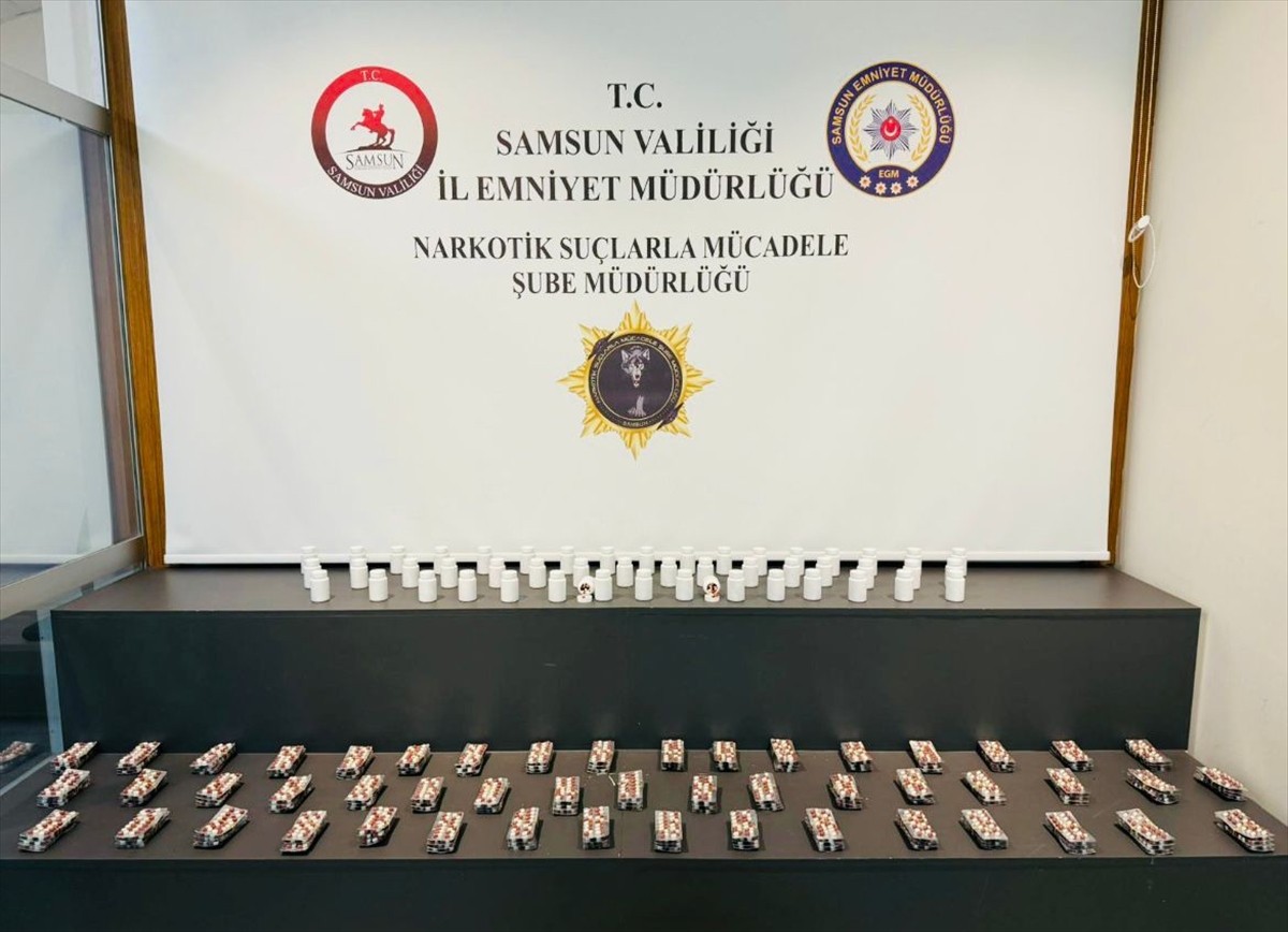 Samsun'un İlkadım ilçesinde düzenlenen uyuşturucu operasyonunda 5 bin 600 sentetik ecza hapı ele...