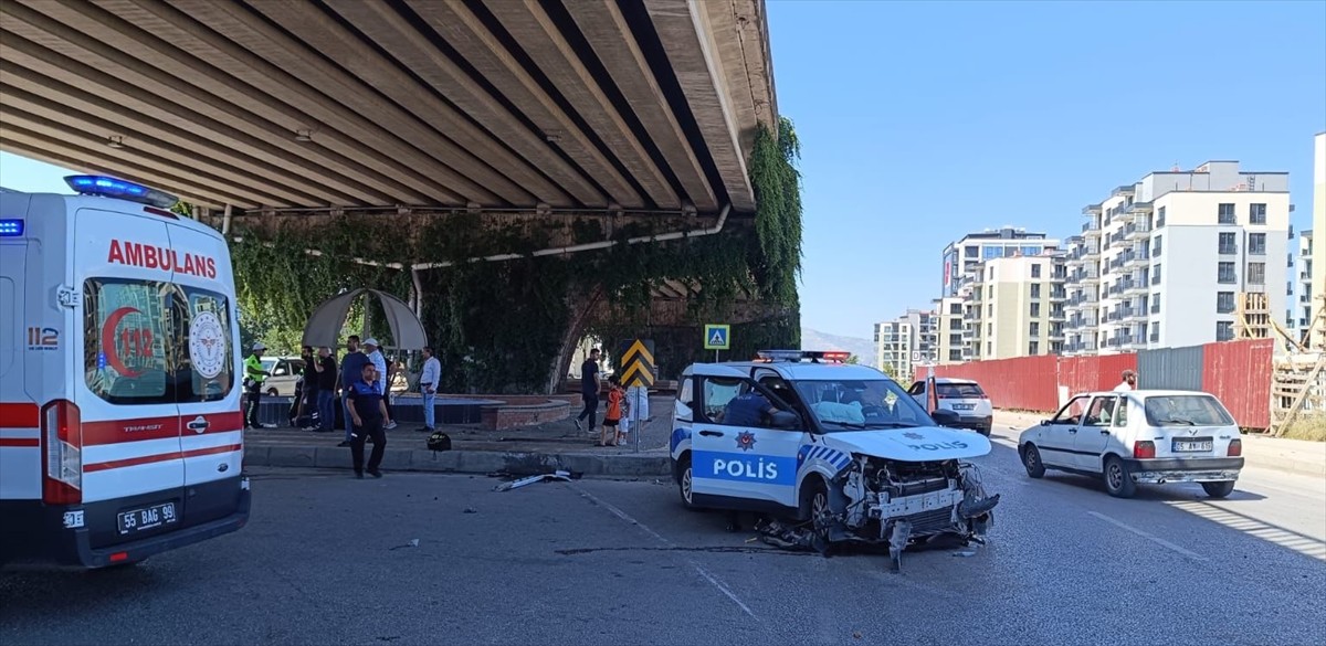Samsun'un İlkadım ilçesinde meydana gelen trafik kazasında 2'si polis memuru 3 kişi yaralandı....