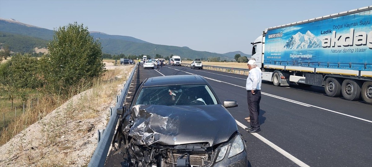 Samsun'un Ladik ilçesinde otomobille hafif ticari aracın çarpışması sonucu 1 kişi öldü, 1 kişi...