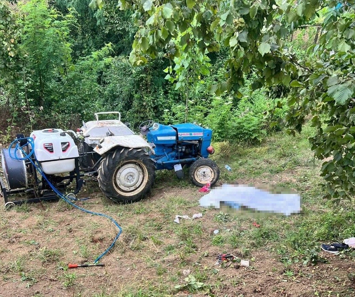 Samsun'un Tekkeköy ilçesinde devrilen traktörün sürücüsü hayatını kaybetti.