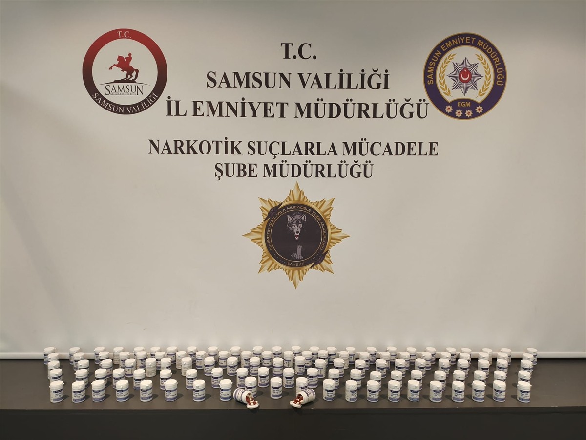 Samsun'un Tekkeköy ilçesinde düzenlenen uyuşturucu operasyonunda 6 bin 552 sentetik ecza hapı ele...