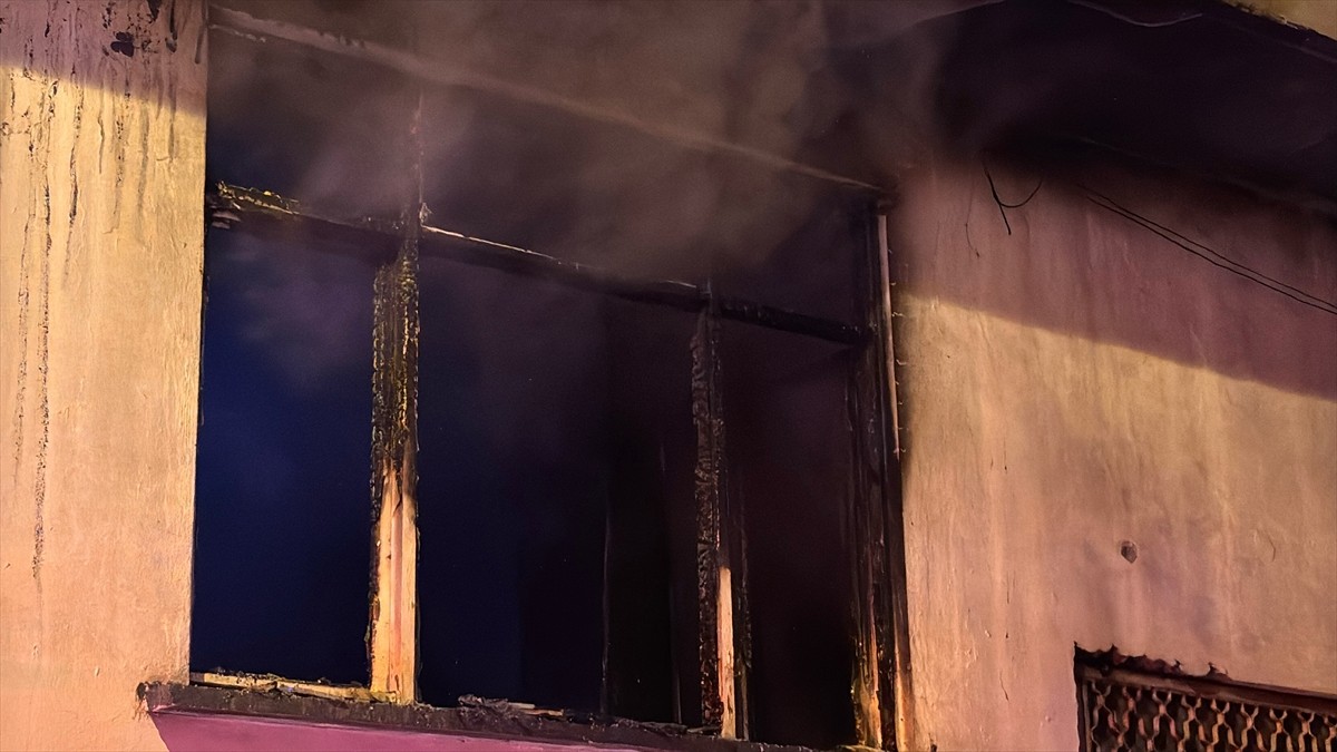 Samsun’un İlkadım ilçesinde 3 katlı binada çıkan yangında 3 kişi dumandan etkilendi.