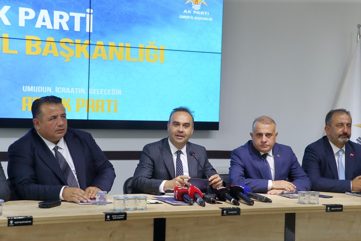 Sanayi ve Teknoloji Bakanı Mehmet Fatih Kacır, AK Parti Çorum İl Başkanlığını ziyaret etti. Kacır...