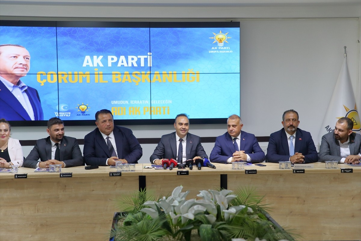 Sanayi ve Teknoloji Bakanı Mehmet Fatih Kacır, AK Parti Çorum İl Başkanlığını ziyaret etti. Kacır...