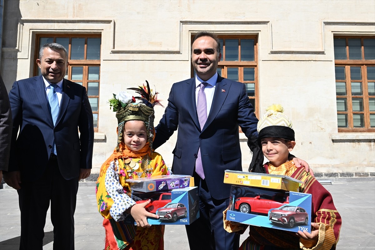 Sanayi ve Teknoloji Bakanı Mehmet Fatih Kacır, Kilis Valiliği'ni ziyaret etti. Bakan Kacır...