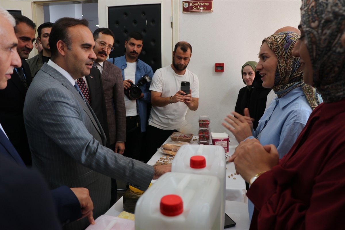 Sanayi ve Teknoloji Bakanı Mehmet Fatih Kacır (sağ 2), Siirt Ticaret ve Sanayi Odası'ndaki (TSO)...