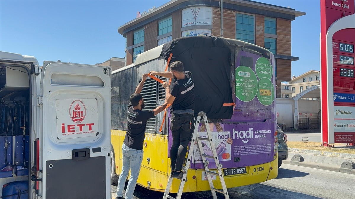 Sancaktepe'de seyir halindeki İETT otobüsünün motor kısmında çıkan yangın söndürüldü. 