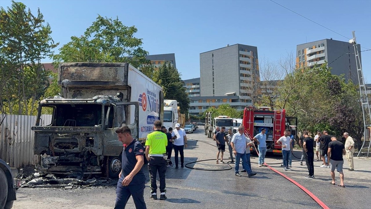 Sancaktepe Veysel Karani Mahallesi'nde park halindeki 34 HD 1305 plakalı kamyonette henüz...