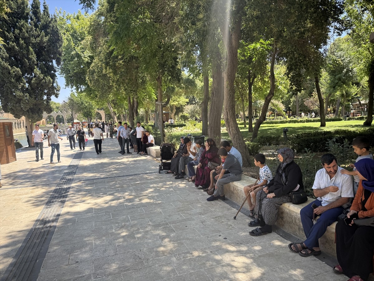 Şanlıurfa'da etkili olan sıcak hava hayatı olumsuz etkiliyor. Sıcaktan korunmak isteyen bazı...