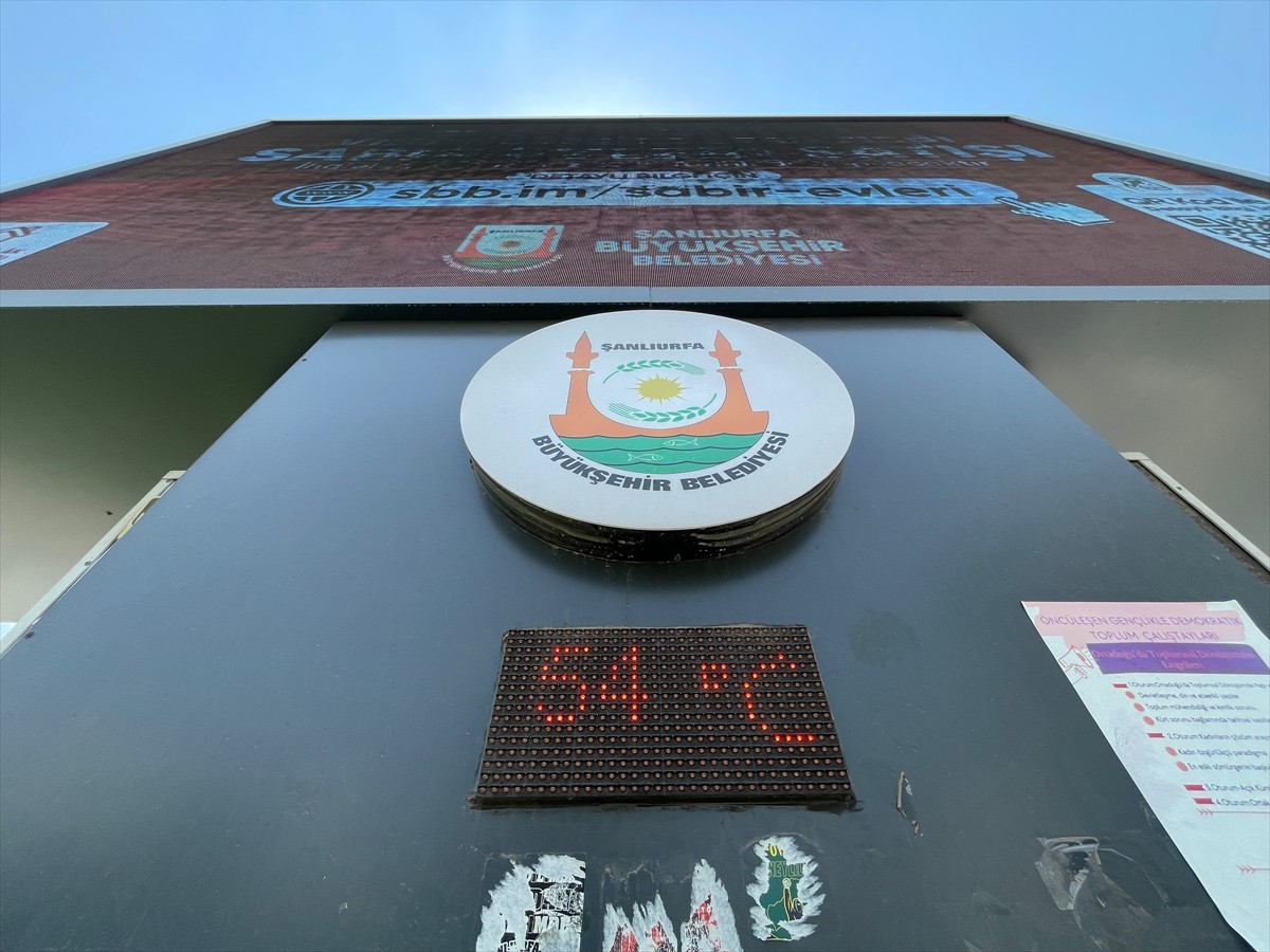 Şanlıurfa'da sıcak hava etkili oluyor. Sıcaklıkların mevsim normallerinin üzerinde seyrettiği...