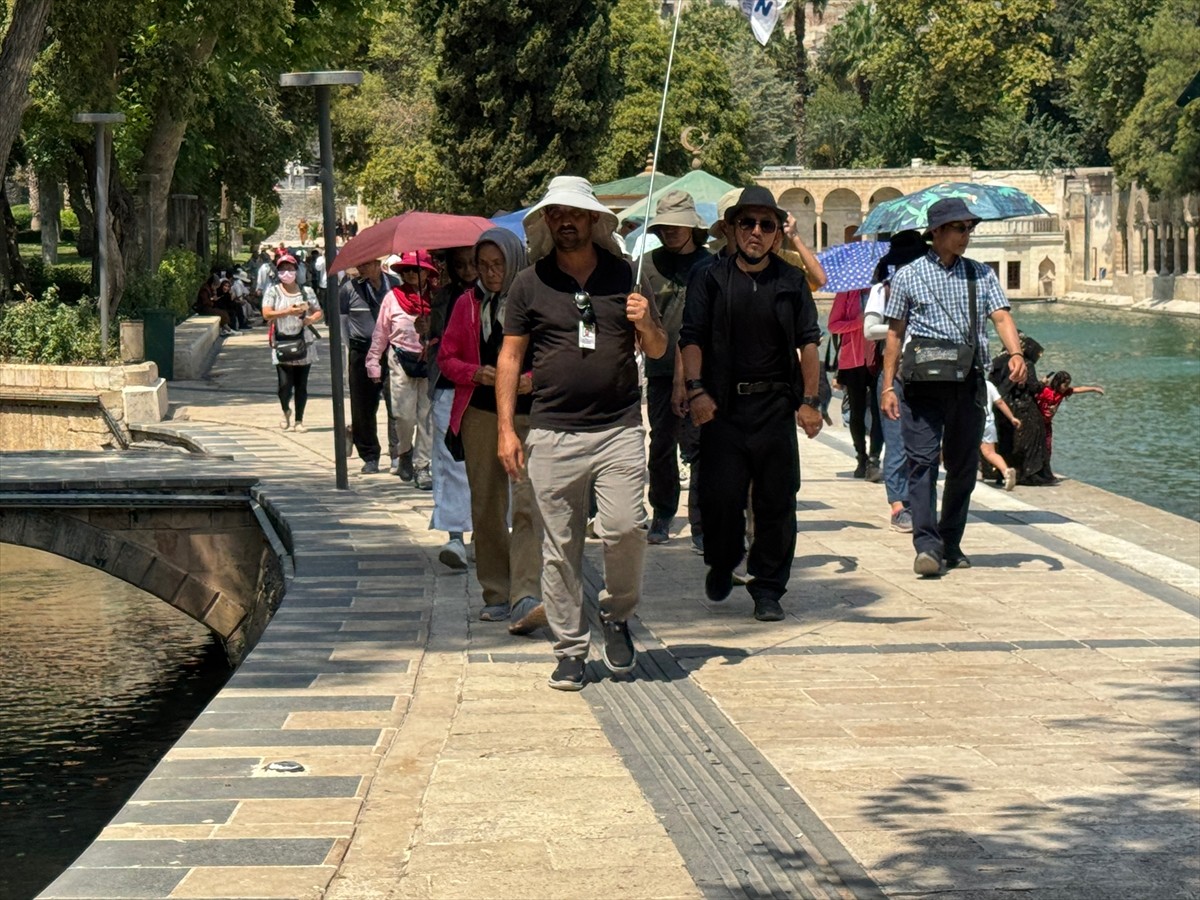 Şanlıurfa'da sıcak hava etkili oluyor. Sıcaklıkların mevsim normallerinin üzerinde seyrettiği...