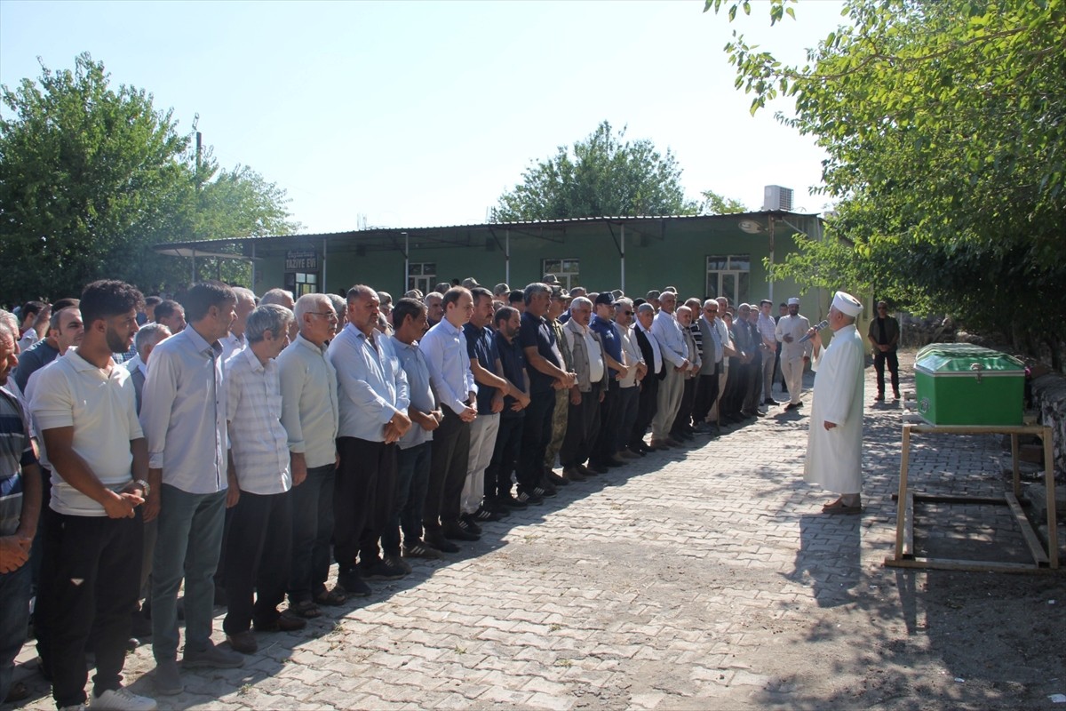 Şanlıurfa'nın Hilvan ilçesinde vefat eden 72 yaşındaki Kıbrıs gazisi Mustafa Altuntaş'ın cenazesi...