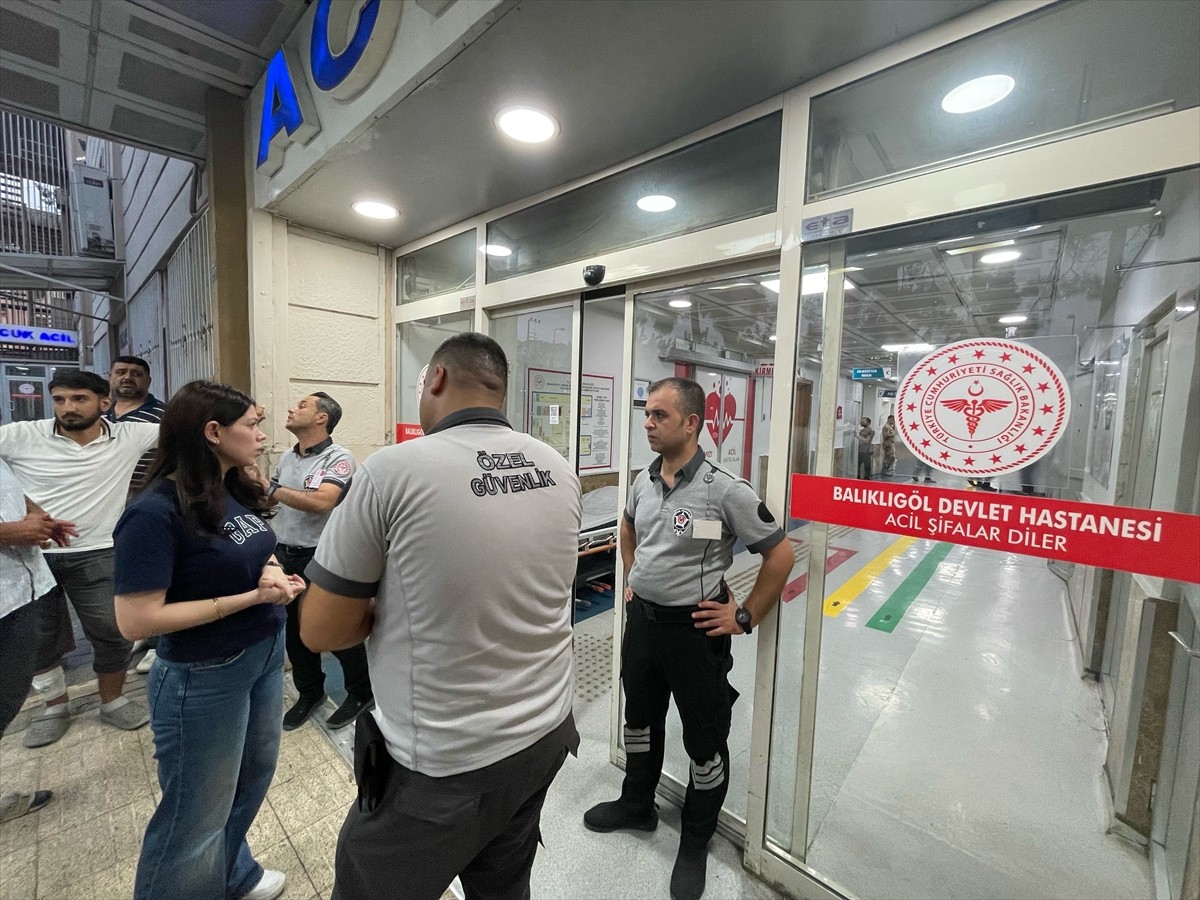 Şanlıurfa'nın merkez Eyyübiye ilçesinde hastanede bıçaklı saldırıya uğrayan başhekim yardımcısı...