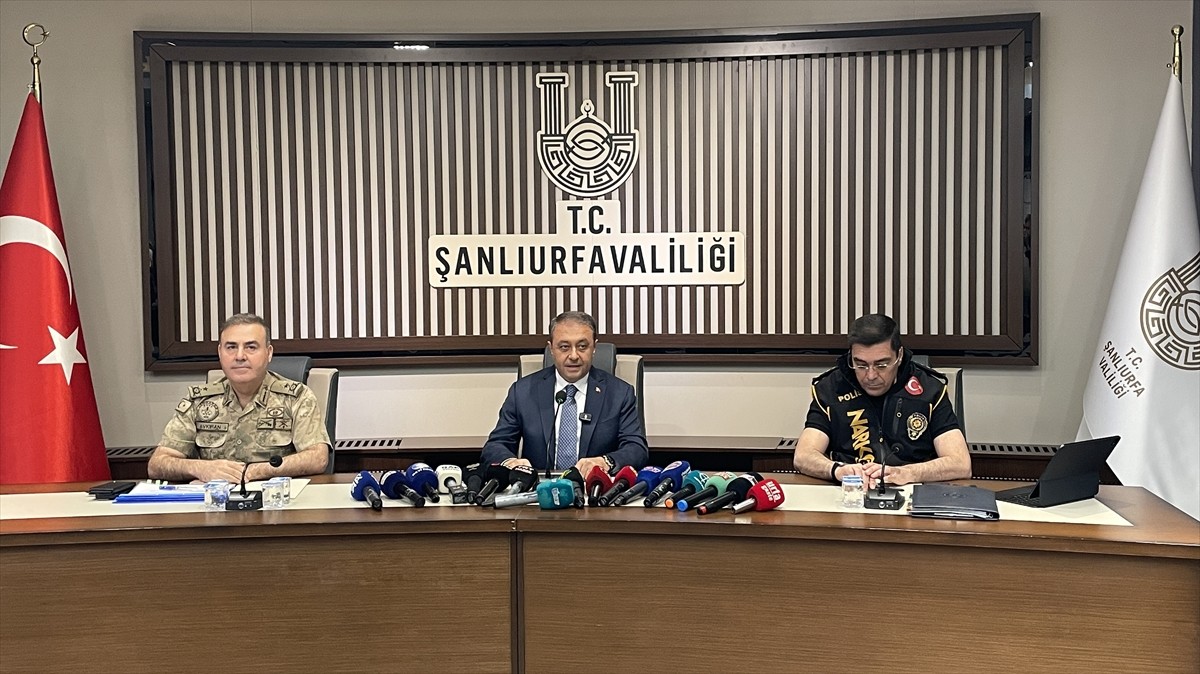 Şanlıurfa Valisi Hasan Şıldak (ortada), anız yakan 114 kişiye adli işlem, 169 kişiye idari para...