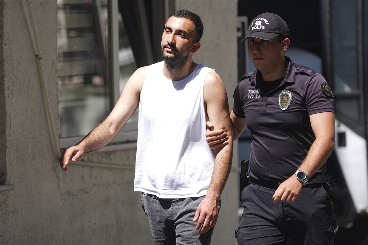 Saraçhane'de düzenlenen miting sırasında Cumhurbaşkanı Recep Tayyip Erdoğan'a hakaret edip...