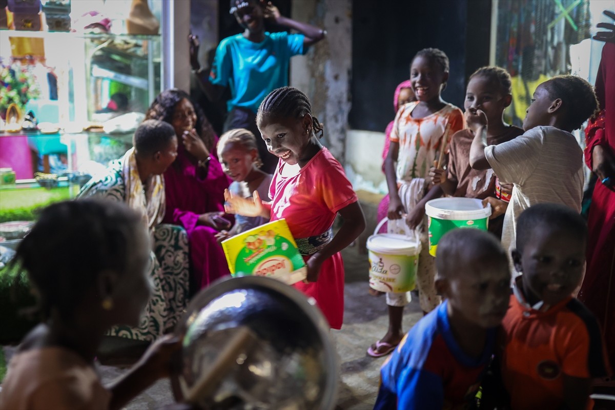 Senegal'de büyük bir coşkuyla kutlanan aşure günü, bu yıl da renkli görüntülere sahne oldu. Yerel...