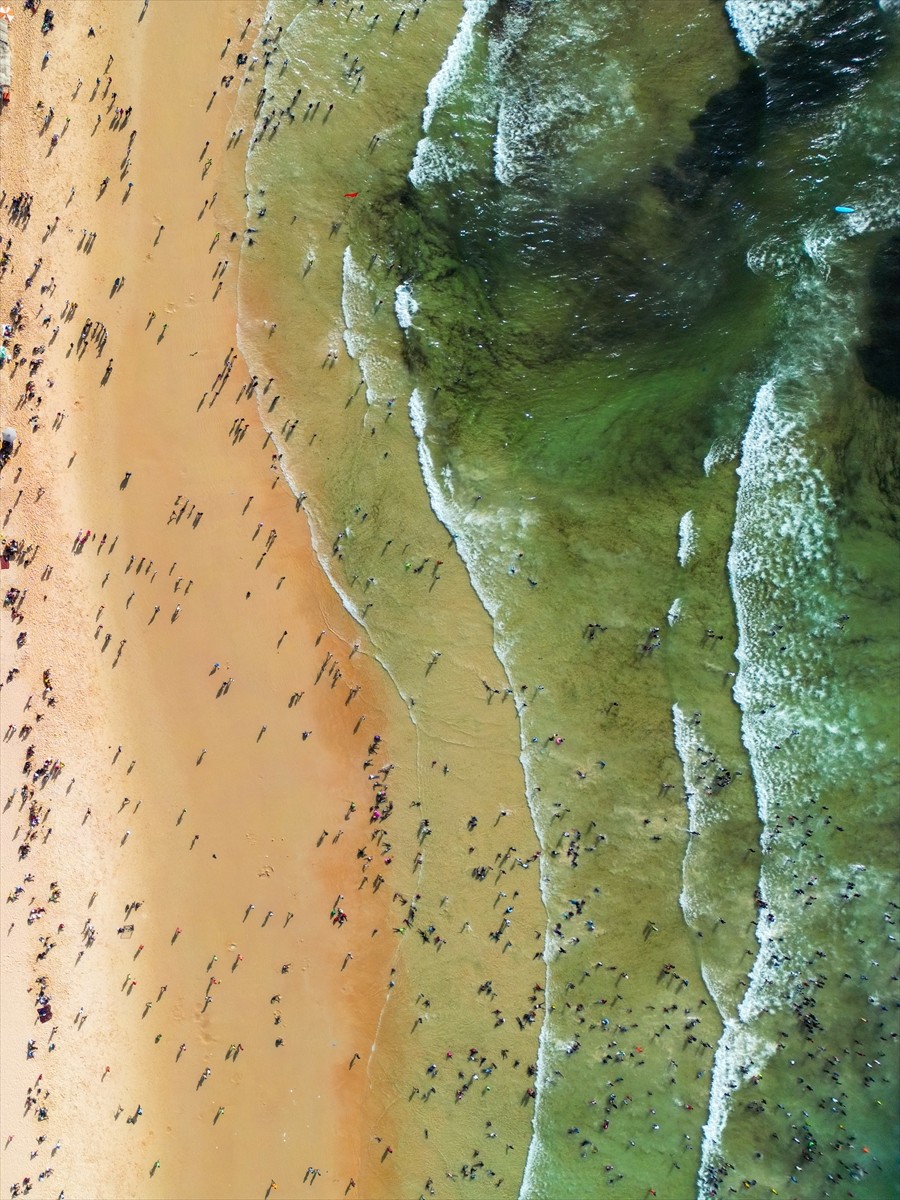 Senegal'in başkenti Dakar'daki Yoff plajı, sıcak havanın tadını çıkarmak isteyenlerin akınına...