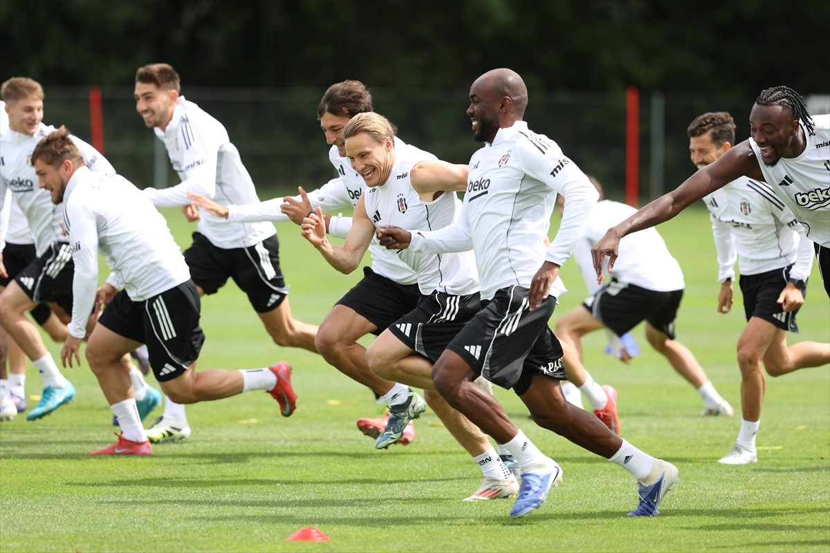 Sezon öncesi kamp çalışmalarına Avusturya'nın Wiener Neustadt kentinde devam eden Beşiktaş...
