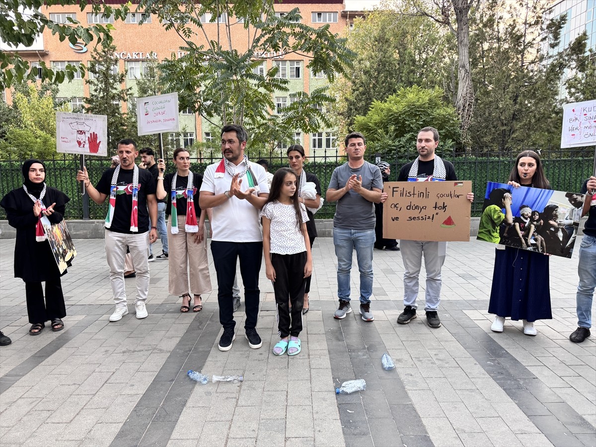 Siirt'te, İsrail'in Gazze'ye yönelik saldırıları protesto edildi. Güres Caddesi'nde Gençlik ve...