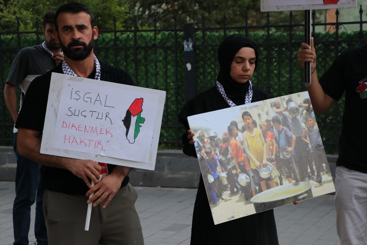 Siirt'te, İsrail'in Gazze'ye yönelik saldırıları protesto edildi. Güres Caddesi'nde Gençlik ve...