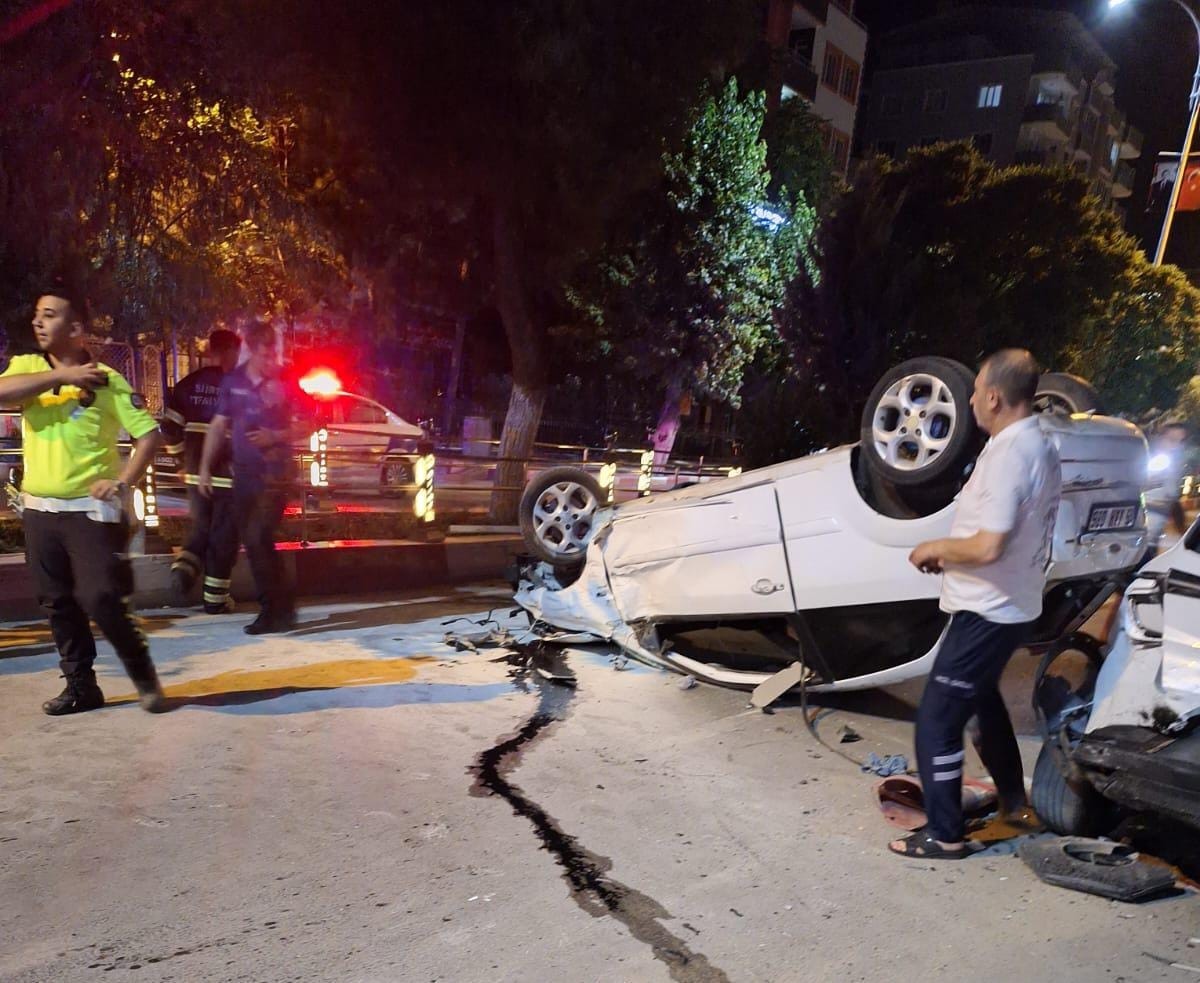 Siirt'te park halindeki cipe çarpan otomobildeki 5 kişi yaralandı.