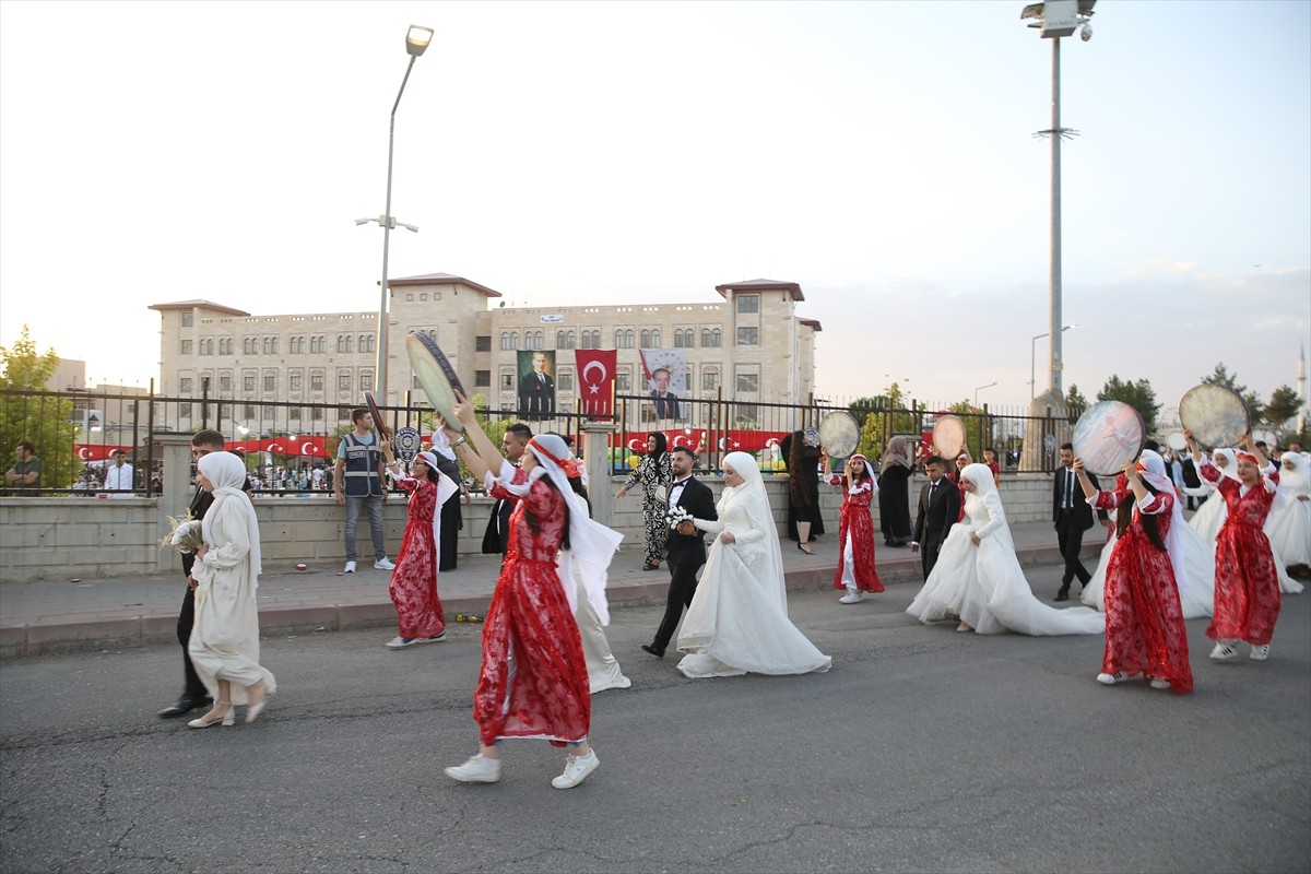 Siirt Emniyet Müdürlüğünce "Sağdıcım Polis Olsun Projesi" kapsamında kentte 40 çift için toplu...