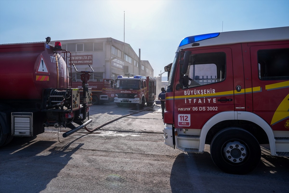 Sincan ilçesi Mustafa Kemal Mahallesi'ndeki bir boya fabrikasında çıkan yangın, yaklaşık 1 saat...