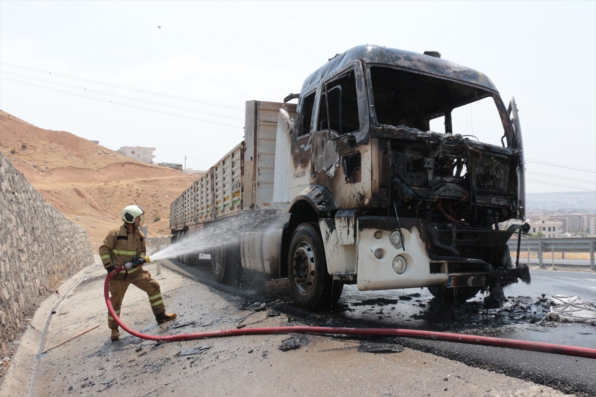Şırnak'ın Cizre ilçesinde seyir halindeki tırda çıkan yangın, itfaiye ekiplerince...