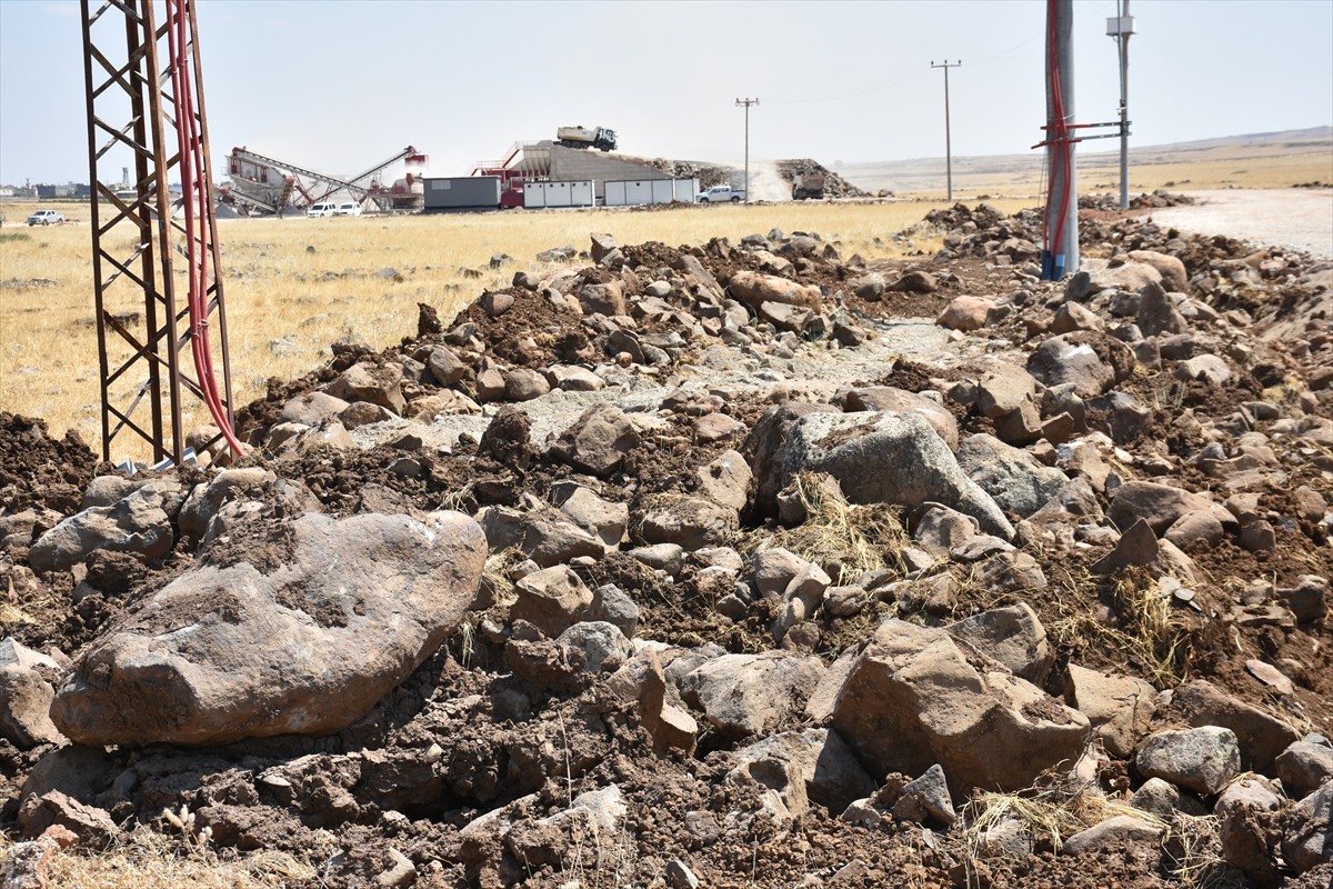 Şırnak'ın İdil ilçesinde atıl durumdaki arazilerden toplanan taşlar mıcıra dönüştürülerek köy...