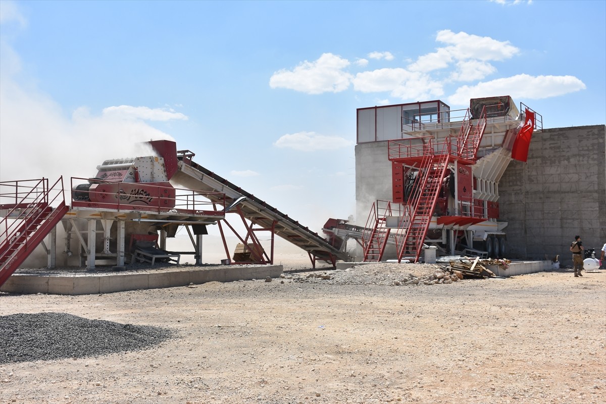 Şırnak'ın İdil ilçesinde atıl durumdaki arazilerden toplanan taşlar mıcıra dönüştürülerek köy...