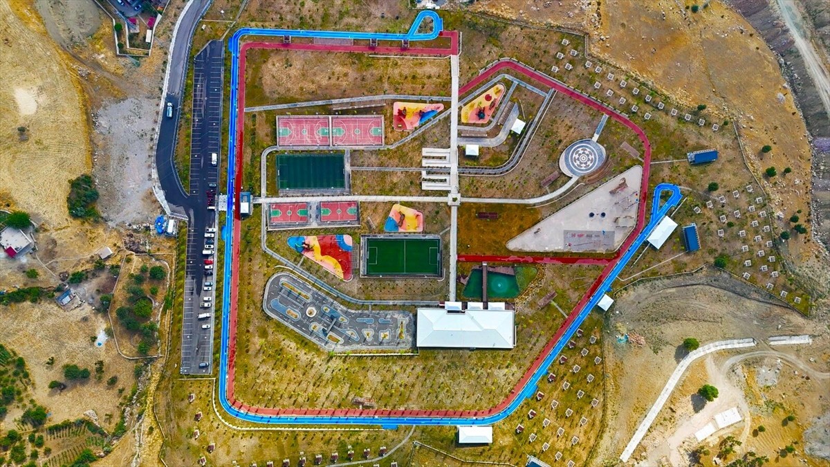 Şırnak'ta yapımı tamamlanan Recep Tayyip Erdoğan Millet Bahçesi ziyarete açıldı.