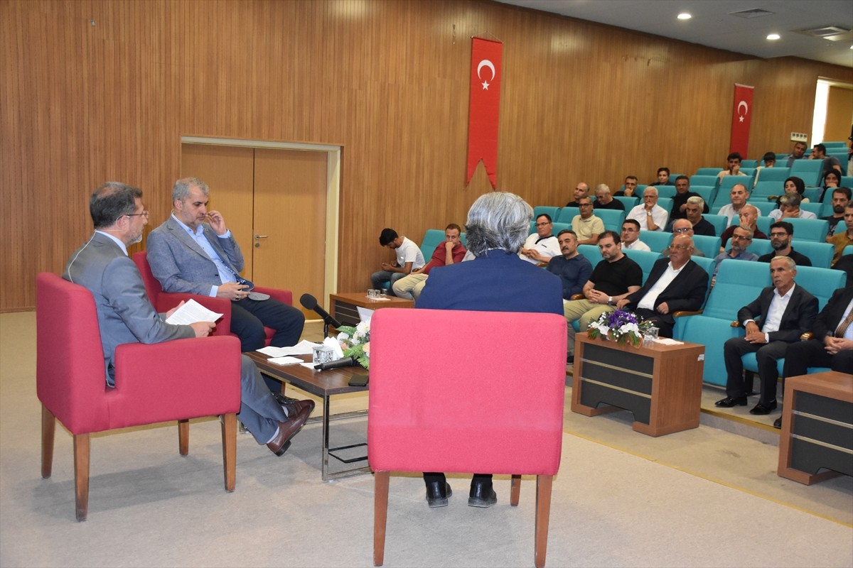 Şırnak Üniversitesi (ŞÜ) El-Cezeri Salonu'nda "Hz. Nuh ve Mesajı" konulu panel düzenlendi. ŞÜ...