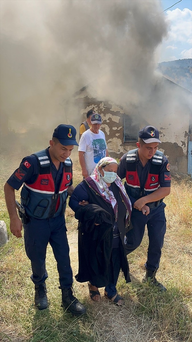 Sivas'ın Akıncılar ilçesinde çıkan yangında 5 ev zarar gördü. İhbar üzerine bölgeye Akıncılar...