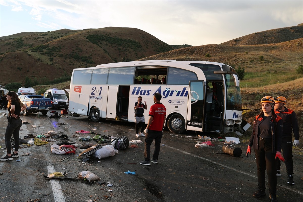 Sivas'ın İmranlı ilçesinde yolcu otobüsünün dağın yamacına çarpması sonucu 4 kişi öldü, 33 kişi...