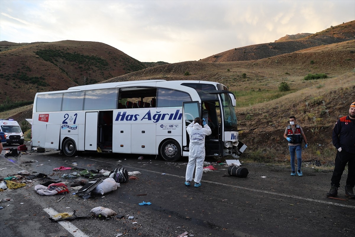 Sivas'ın İmranlı ilçesinde yolcu otobüsünün dağın yamacına çarpması sonucu 4 kişi öldü, 33 kişi...