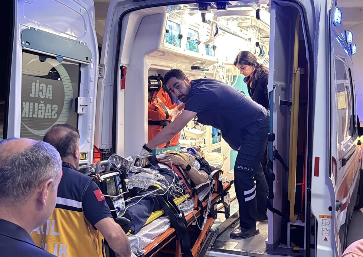 Sivas'ın Kangal ilçesinde meydana gelen trafik kazasında aralarında eski Bitlis Valisi olan...