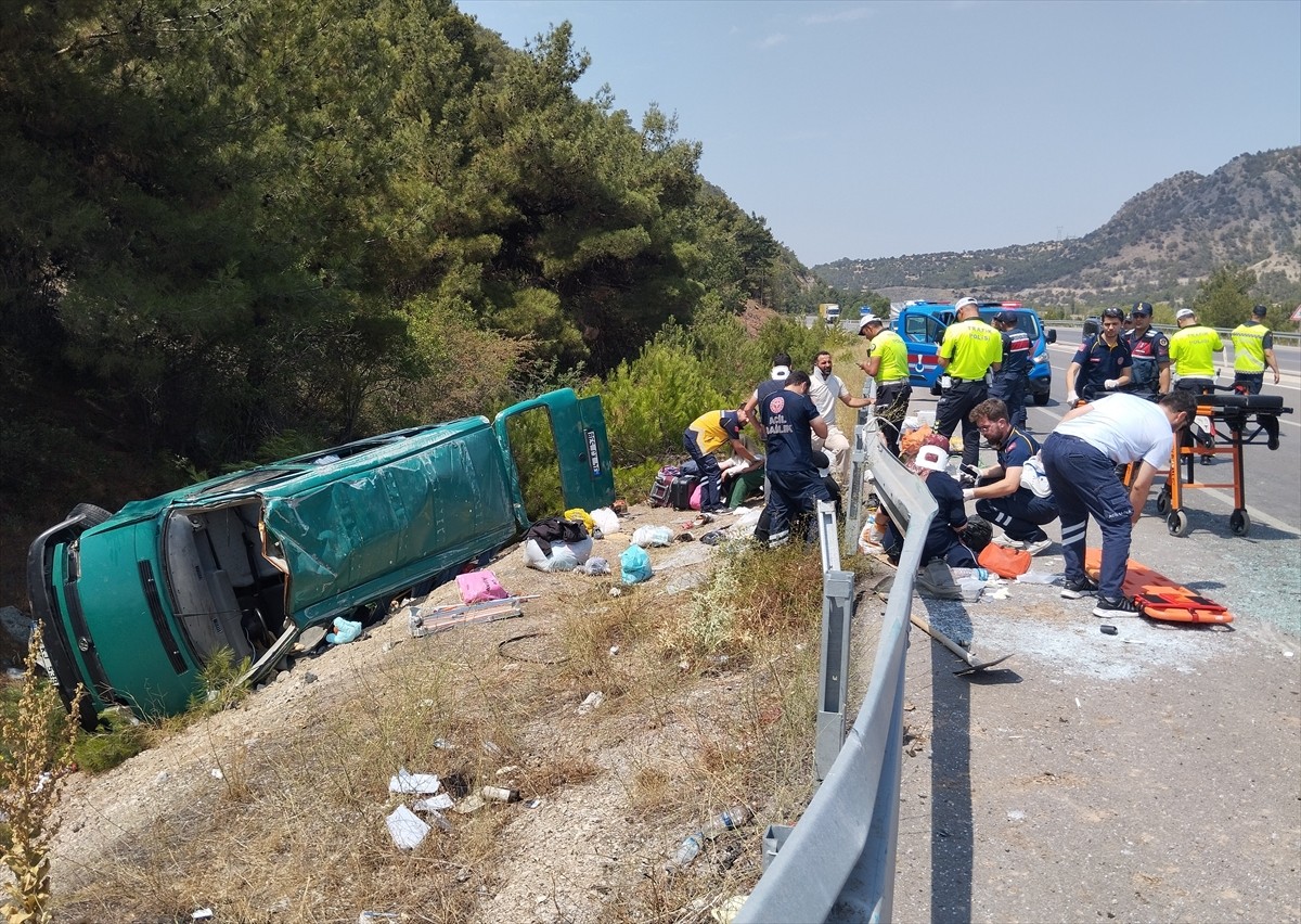 Sivas'ın Koyulhisar ilçesinde minibüsün devrilmesi sonucu 13 kişi yaralandı.